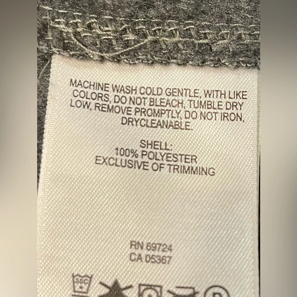 Columbia men’s gray vest. Size XXL. Zip side pockets. 100% polyester.